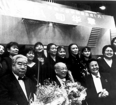 1997年6月7日，郑小瑛率爱乐女室内乐团，与李德伦、黄飞立（中）合作举办八旬华章音乐会。图为演出后合影。 