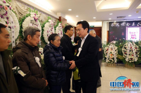 归侨新闻工作者、中国新闻社原副总编辑何耕新遗体告别仪式28日上午在北京八宝山殡仪馆举行。国侨办副主任谭天星等前往送别。 <a target='_blank' href='http://www.chinanews.com/'>中新社</a>记者 毛建军 摄 归侨新闻工作者、中国新闻社原副总编辑何耕新遗体告别仪式28日上午在北京八宝山殡仪馆举行。国侨办副主任谭天星等前往送别。 <a target='_blank' href='http://www.chinanews.com/'>中新社</a>记者 毛建军 摄