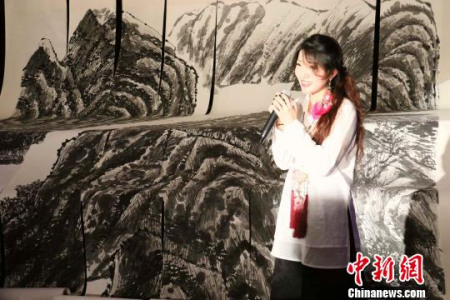 成都大学副研究员、青年艺术家田海稣在美国旧金山出席亚裔乙肝预防宣传活动。　刘丹 摄