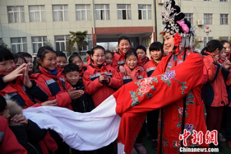 图为国家级非遗项目“四平调”传承人李林娟在砀山县实验小学现场教学“四平调”。崔猛 摄 图为国家级非遗项目“四平调”传承人李林娟在砀山县实验小学现场教学“四平调”。崔猛 摄
