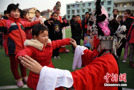 图为国家级非遗项目“四平调”传承人李林娟在砀山县实验小学现场教学“四平调”。 崔猛 摄