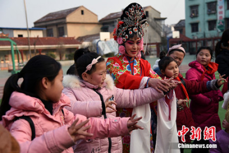 图为国家级非遗项目“四平调”传承人李林娟在砀山县实验小学现场教学“四平调”。崔猛 摄 图为国家级非遗项目“四平调”传承人李林娟在砀山县实验小学现场教学“四平调”。崔猛 摄