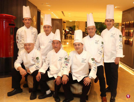 参与“中国美食之旅”晚宴的厨师来自玉楼、乐记、咏春园、乐天潮州、江师傅菜馆和御宝上海酒家六家著名餐馆。 参与“中国美食之旅”晚宴的厨师来自玉楼、乐记、咏春园、乐天潮州、江师傅菜馆和御宝上海酒家六家著名餐馆。