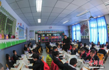 资料图：3月1日，辽宁沈阳，学生在教室上语文课。<a target='_blank' href='http://www.chinanews.com/'>中新社</a>记者 于海洋 摄