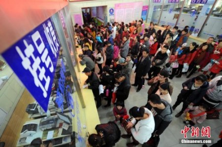 资料图:排队挂号的人群。 <a target='_blank' href='http://www.chinanews.com/'>中新社</a>发 韦亮 摄 资料图:排队挂号的人群。 <a target='_blank' href='http://www.chinanews.com/'>中新社</a>发 韦亮 摄