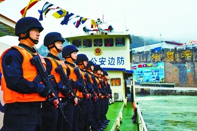 2月21日下午，巡逻编队进入孟喜岛附近水域，这里是2011年10月5日两艘中国商船被劫持的地方。进入这段危险水域时，巡逻艇上也进入一级戒备状态，船头和甲板上的执法人员全副武装，做好了战斗准备。