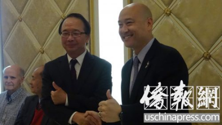 陈赞新和梁侨汉在竞选造势活动中相互支持。(美国《侨报/高睿 摄) 陈赞新和梁侨汉在竞选造势活动中相互支持。(美国《侨报/高睿 摄)