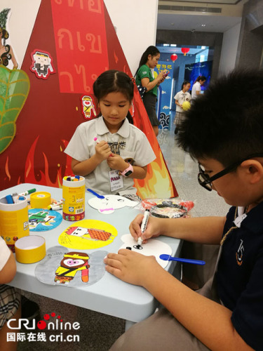 泰国儿童要画个唐僧去取经。