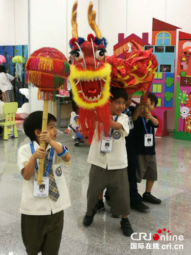 泰国儿童舞狮子不亦乐乎。 泰国儿童舞狮子不亦乐乎。