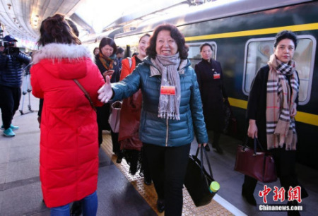3月2日清晨，出席十二届全国人大五次会议的黑龙江代表团乘火车抵达北京，成为首批抵京的京外代表。 <a target='_blank' href='http://www.chinanews.com/'>中新社</a>记者 刘震 摄