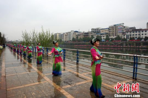 图为千人在灌江两岸跳桂剧广场舞。 赵琳露 摄 图为千人在灌江两岸跳桂剧广场舞。 赵琳露 摄
