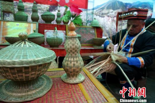 图为民间艺人在编竹制工艺品。 赵琳露 摄 图为民间艺人在编竹制工艺品。 赵琳露 摄