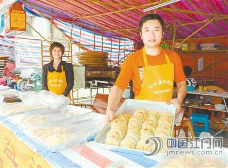 冯耀稂向记者展示他制作的簕菜烧饼。