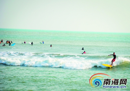 2016年12月2日，来自全世界各地的选手在万宁日月湾享受冲浪运动。(资料照片)