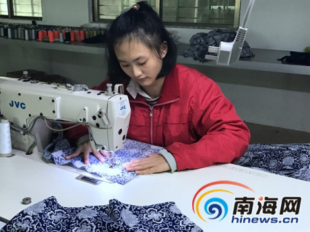 捷瑞在车缝衣服。 捷瑞在车缝衣服。