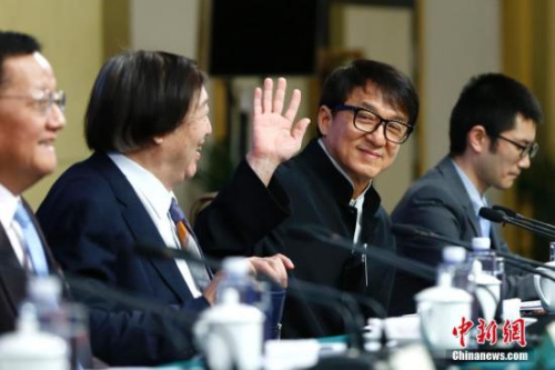 3月7日,全国政协十二届五次会议在北京梅地亚两会新闻中心召开“政协委员谈坚定文化自信讲好中国故事”记者会。图为成龙委员出席记者会。<a target='_blank' href='http://www.chinanews.com/'>中新社</a>记者 富田 摄 3月7日,全国政协十二届五次会议在北京梅地亚两会新闻中心召开“政协委员谈坚定文化自信讲好中国故事”记者会。图为成龙委员出席记者会。<a target='_blank' href='http://www.chinanews.com/'>中新社</a>记者 富田 摄