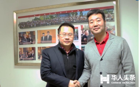 《旺报》总编辑王绰中（左）与笔者在第八届世界华文传媒论坛集体照前合影