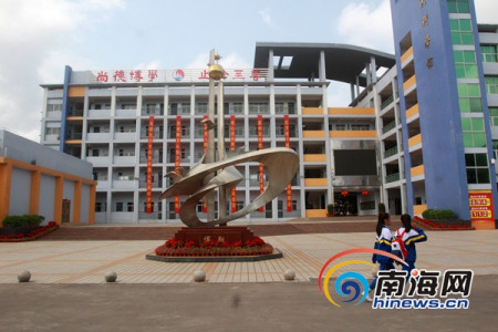 “南洋文化之旅·感受文昌魅力”大型媒体采风活动走进文昌华侨中学。 南海网记者陈望 摄