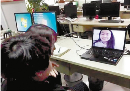 琳西和亲生母亲吴女士通过视频连线。 琳西和亲生母亲吴女士通过视频连线。