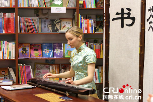 莫斯科柴可夫斯基音乐学院中国古典乐团琴师叶夫根尼娅.格卢霍娃在表演 莫斯科柴可夫斯基音乐学院中国古典乐团琴师叶夫根尼娅.格卢霍娃在表演