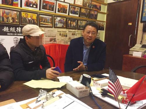 在芝加哥机场遭移民局逮捕的温先生的侄子陈先生6日向美国亚总会求助。(侨报记者崔国萁摄)