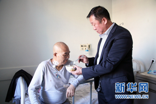 3月6日，同乡朋友在蒙古国第二医院照顾刘兆云(左)。新华网记者郑闯 摄