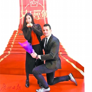 “男神”送上鲜花,让女员工心花怒放。 “男神”送上鲜花,让女员工心花怒放。