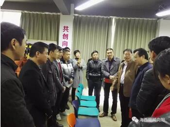 陈式海主席关心向阳创客,并进行交流。 陈式海主席关心向阳创客,并进行交流。