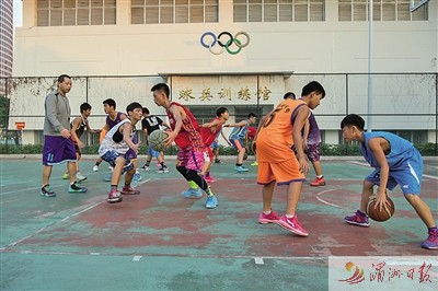 篮球场上，球员们正在一丝不苟地训练。