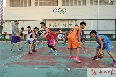 篮球场上,球员们正在一丝不苟地训练。 篮球场上,球员们正在一丝不苟地训练。