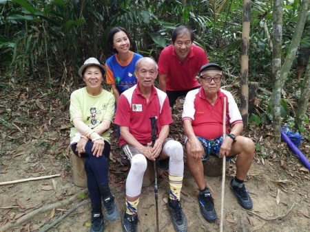 在怡保捷兔协会中不乏高龄登山者,他们的体力依旧强壮。前排左起为82岁徐梅珍、76岁刘智达及82岁胡万铎。(马来西亚《星洲日报》) 在怡保捷兔协会中不乏高龄登山者,他们的体力依旧强壮。前排左起为82岁徐梅珍、76岁刘智达及82岁胡万铎。(马来西亚《星洲日报》)