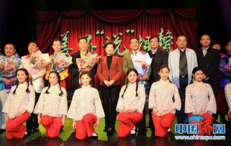 图为上海侨联主席沈敏与参与演出的演员合影留念。 潘索菲 摄 图为上海侨联主席沈敏与参与演出的演员合影留念。 潘索菲 摄