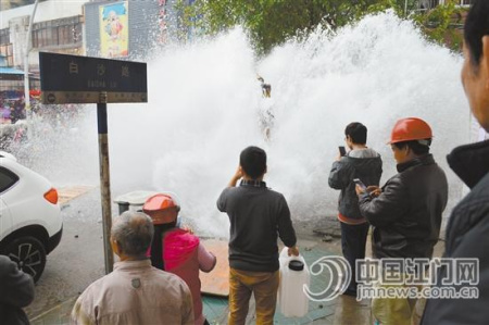 许多街坊掏出手机拍“喷泉”。