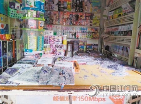距爆管处约3米的报亭内,报纸杂志被水流冲烂。 距爆管处约3米的报亭内,报纸杂志被水流冲烂。