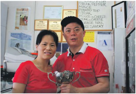 和妻子Anne一起手捧奖杯(新西兰中文先驱报) 和妻子Anne一起手捧奖杯(新西兰中文先驱报)