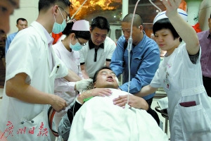 易康成在追击嫌疑人的过程中英勇负伤。 易康成在追击嫌疑人的过程中英勇负伤。
