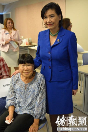 赵美心(右)和张瑞芬女儿杨玉英(左)合影。(美国《侨报》/夏嘉 摄) 赵美心(右)和张瑞芬女儿杨玉英(左)合影。(美国《侨报》/夏嘉 摄)