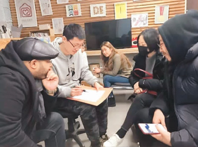 肖勇老师(左二)带领学生就近期的社会问题展开社会调查。 肖勇老师(左二)带领学生就近期的社会问题展开社会调查。