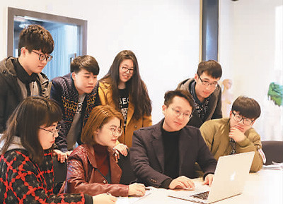 侯锐淼老师(右三)在为学生辅导设计作品 侯锐淼老师(右三)在为学生辅导设计作品