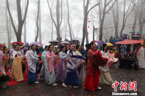 花仙子散花赐福。曾佐然 摄 曾佐然 摄 花仙子散花赐福。曾佐然 摄 曾佐然 摄