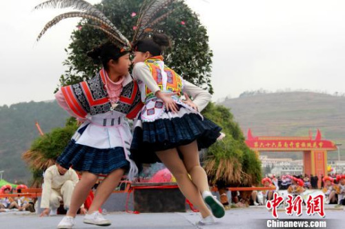 跳花节上,青年男女欢歌笑舞。 祖大华 摄 跳花节上,青年男女欢歌笑舞。 祖大华 摄