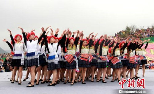 跳花节上，青年男女欢歌笑舞。　祖大华 摄