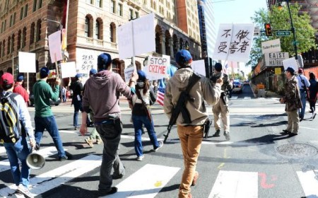 大费城华人枪友会成员带着长短枪在费城华埠及市中心游行,举着“不做受害者”、“停止犯罪”等标语。(美国《侨报》/罗晓媛 摄) 大费城华人枪友会成员带着长短枪在费城华埠及市中心游行,举着“不做受害者”、“停止犯罪”等标语。(美国《侨报》/罗晓媛 摄)