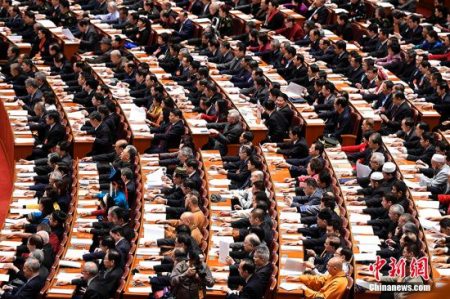 3月13日，全国政协十二届五次会议在北京人民大会堂闭幕，委员们按表决器。 <a target='_blank' href='http://www.chinanews.com/'>中新社</a>记者 韦亮 摄