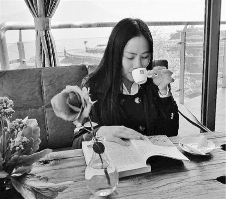 下图:游客在玻璃咖啡屋里休闲。 下图:游客在玻璃咖啡屋里休闲。
