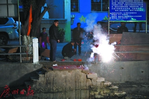 村民放鞭炮庆祝。 村民放鞭炮庆祝。