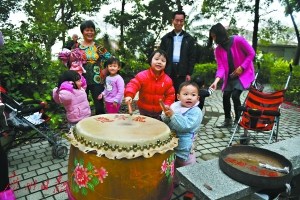 孩子们在现场敲起了锣鼓。 孩子们在现场敲起了锣鼓。