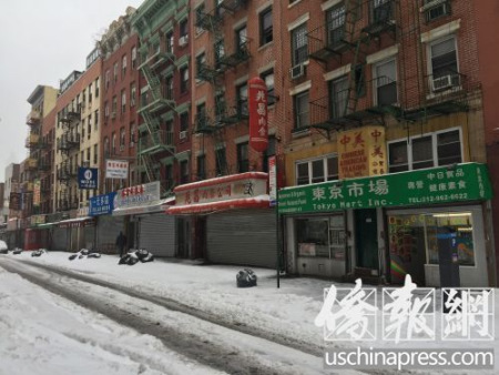 华埠茂比利街除了一家小超市外,全部休息。(美国《侨报》/叶永康 摄) 华埠茂比利街除了一家小超市外,全部休息。(美国《侨报》/叶永康 摄)