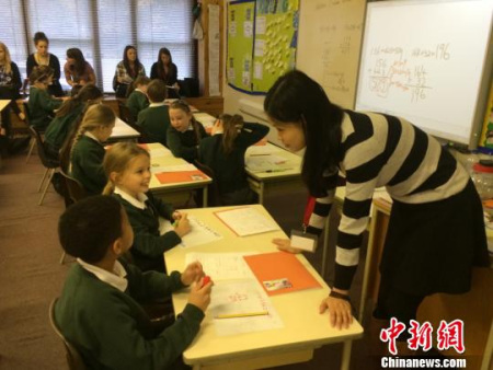 参与中英数学教师交流项目的上海数学教师在英国学校授课。陈静 摄 参与中英数学教师交流项目的上海数学教师在英国学校授课。陈静 摄