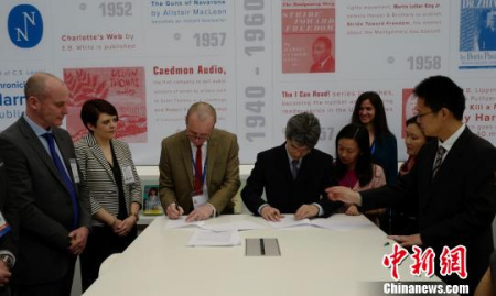 在2017年伦敦书展第一天上午，上海世纪出版集团副总裁毛文涛和Collins Learning 总经理科林·休斯签约。苏贻鸣 摄